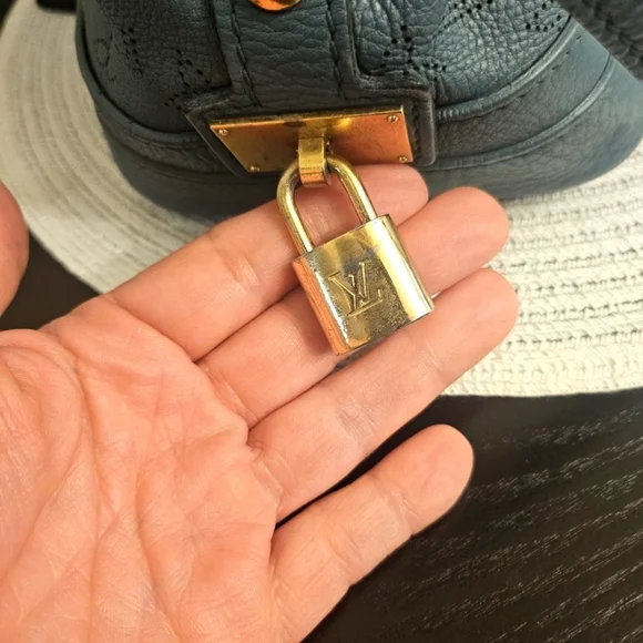 Louis Vuitton Mahina Cirrus PM Tote in Blue – Strap, Lock & Key, Dustbag, COA - Picture 9 of 16